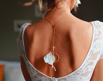 Collier de dos doré amovible- bijou de dos végétal avec fleurs d'Hortensias blancs stabilisés- bijou de mariage tendance bohème et chic.