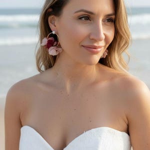 Creoolse oorbellen met natuurlijke, geconserveerde bloemen in bordeauxrood, lichtroze en oudroze - met verwijderbare gekweekte parels en stelen van 925 zilver.