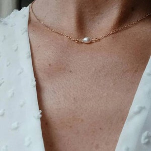 Collier de dos fin à perles nacrées blanches bijou dos nu mariage, chic et bohème. image 6