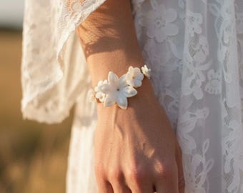Pulsera de novia floral - flores de tela blancas - flores de boda de estilo boho de moda - conjunto de joyas de boda.
