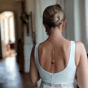 Collar de espalda nupcial con colgante inicial del nombre - joyería de boda extraíble.