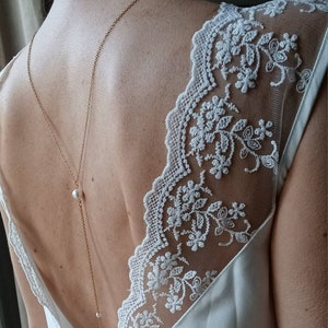 Collier de dos fin à perles nacrées blanches bijou dos nu mariage, chic et bohème. image 1