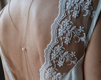 Collar fino con cuentas nacaradas blancas: joya de boda sin espalda, chic y boho.