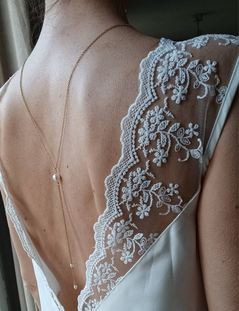 Collier de dos fin à perles nacrées blanches bijou dos nu mariage, chic et bohème. image 1