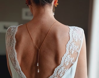 Collier dos nu mariage avec trois perles- chaîne or ou argent à perles nacrées blanc-bijou de corps en acier inoxydable- esprit minimaliste.