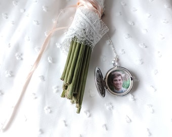 LOUIS-Souvenir photo holder mounted as a medallion-bouquet jewel for the bride in memory of a loved one-retro trendy silver medallion.