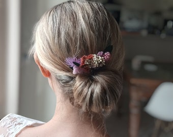 Broche de cheveux pour mariée à fleurs naturelles stabilisées, fleurs rose et mauve, chignon de mariage champêtre, bohème et bucolique.