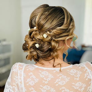 6 boccioli di rosa per decorare uno chignon da sposa - fiori regolabili tra i capelli - bianco, bordeaux, giallo, rosa.
