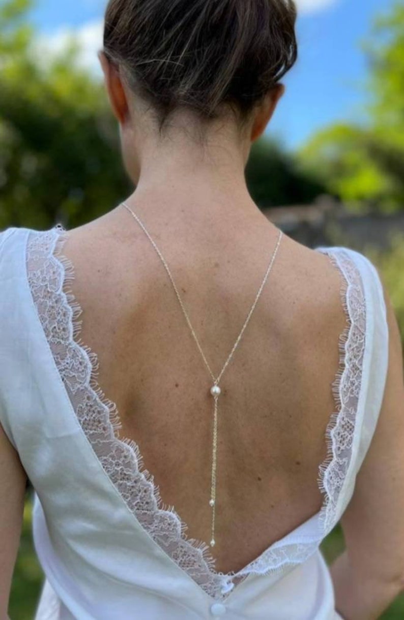 Collier de dos fin à perles nacrées blanches bijou dos nu mariage, chic et bohème. image 4