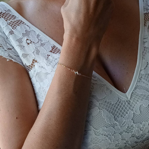 Bracelet de mariée avec zircon bleu ciel- bijou de poignet précieux et minimaliste.