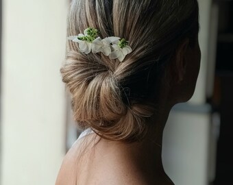 Haarnadeln für Brautdutt mit weißen Hortensienblüten, Boho- und schicke Hochzeitsfrisur.