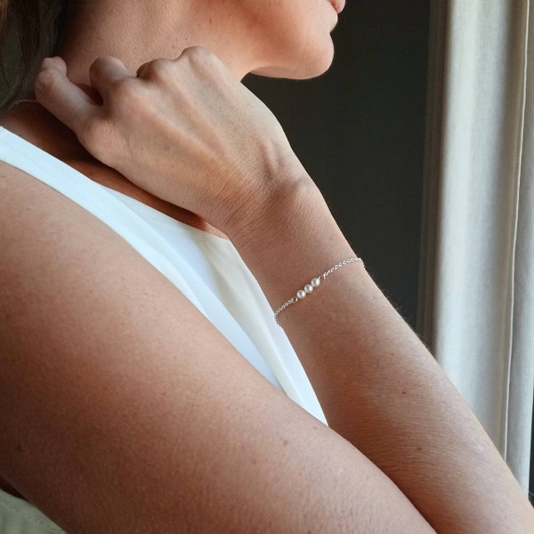 Bracelet fin à perles nacrées – bijou minimaliste et chic Cérémonie.