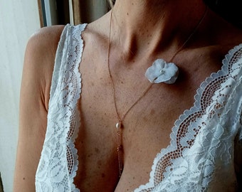 Collier de mariée doré avec fleurs en hortensias blancs séchés à perle de culture- collier avec chaînes pendantes devant- bijou de mariage.