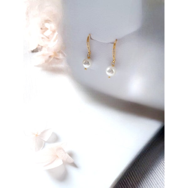 Perles d'oreilles avec crochets dorés strassés- bijoux d'oreilles pour la mariée tendance chic et minimaliste.