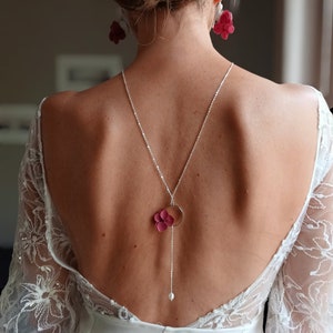 Collar de novia con flores de hortensia eterna estabilizadas en lías de vino, cadena trasera de perla cultivada blanca pura, joyería boho.