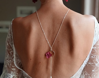 Collier de dos de mariée avec fleurs Hortensias éternelles stabilisées lie de vin, chaîne de dos à perle de culture blanc pur, bijou bohème.