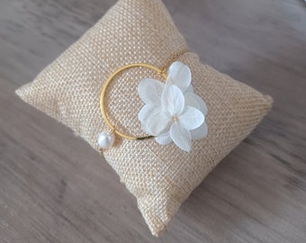 Bracelet mariage avec anneau de fleurs d'Hortensias  blanc et perle de culture, bracelet de fleurs naturelles- nombreux coloris.