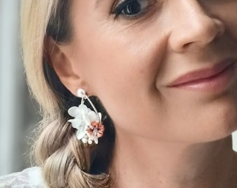 Pendientes de flores blancas preservadas: joyería nupcial de estilo bohemio.