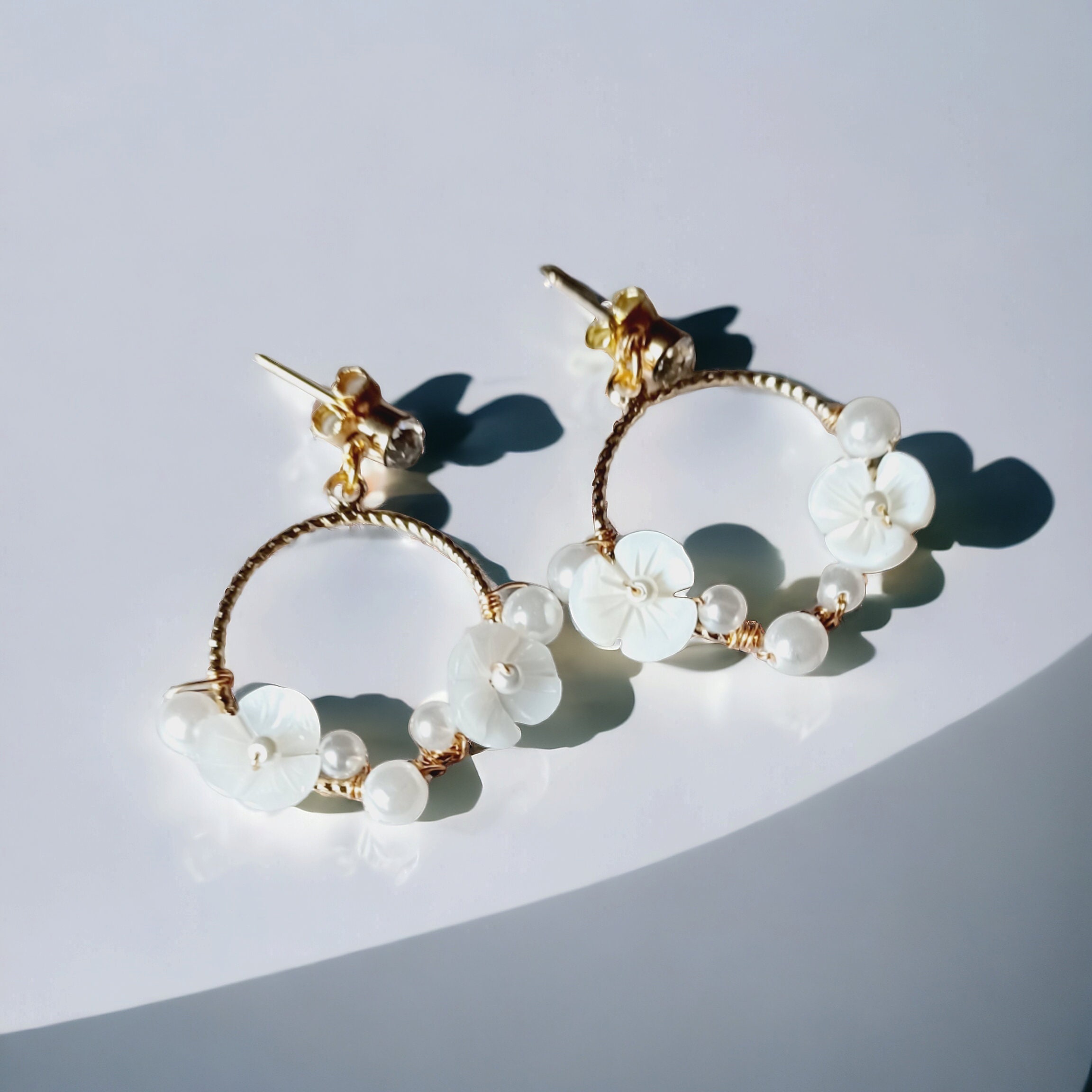 Petits Clous D'oreilles Fleurs En Nacre Fantaisie - Marque Kristiana, Neufs Avec étiquettes