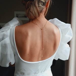 Fine gold back necklace with white or ivory pearl beads, chic and minimalist trendy wedding.