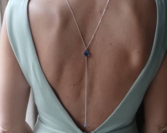 Collier de dos mariée argenté avec goutte bleue- Quelque chose de bleu.