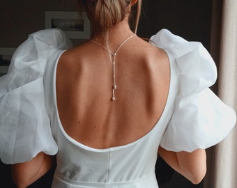 Bijou dos nu mariée argenté avec perles de culture, collier de mariage amovible esprit tendance chic et minimaliste.