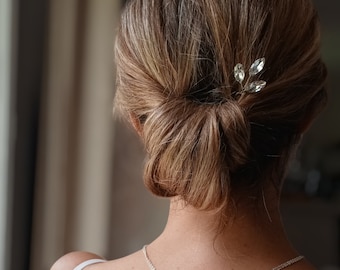 Epingle argentée trois épis à strass pour compléter une coiffure de mariée, bijou de cheveux minimaliste et chic pour votre mariage.