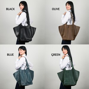 Puede incluir: Se muestran cuatro bolsos tote grandes en negro, oliva, azul y verde. Cada bolso se muestra con una mujer que lleva una camisa blanca. Los bolsos tienen un dise&ntilde;o minimalista con un interior espacioso y bolsillos exteriores.