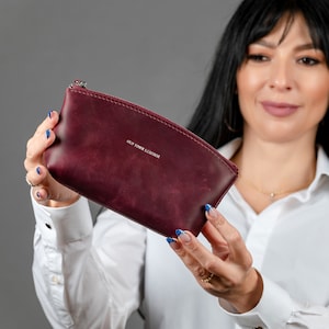Burgunderfarbene Kosmetiktasche, Leder Kulturtasche, Geschenkidee zum Geburtstag, Leder Make-up Tasche, Reisetasche für Frauen, personalisierte Tasche
