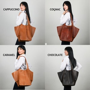 Pode incluir: Quatro grandes bolsas tote de couro em diferentes cores: cappuccino, conhaque, caramelo e chocolate. Cada bolsa tem uma parte superior larga e aberta e uma &uacute;nica al&ccedil;a.