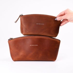 Borsa cosmetica cognac, borsa da toilette in pelle, idee regalo di compleanno, borsa per il trucco in pelle, borsa da viaggio per donna, borsa personalizzata
