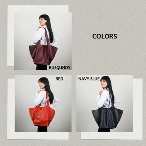 Puede incluir: Un bolso tote en tres colores: burdeos, rojo y azul marino. Los bolsos se muestran con una mujer que lleva una camisa blanca. La palabra "COLORS" est&aacute; escrita en texto negro. El bolso tiene un dise&ntilde;o grande y abierto.