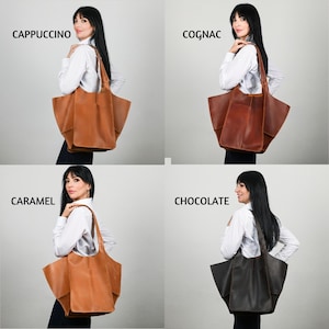 Puede incluir: Cuatro bolsos tote de cuero en colores Cappuccino, Cognac, Caramel y Chocolate. Cada bolso tiene un dise&ntilde;o amplio y abierto con dos bolsillos exteriores y correas largas para el hombro. Los bolsos se muestran sobre un fondo neutro.