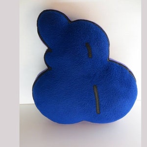 Op de afbeelding: Blauw pluche kussen in de vorm van een wolk met zwarte stiksels.