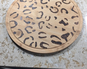 Tabla de embutidos y pizza con estampado de leopardo