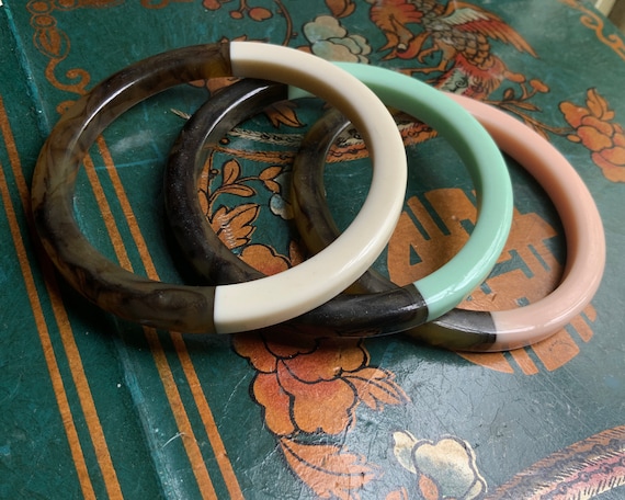 3 Vintage Duo Tone Bakelite Bangles in Pastel & T… - image 7