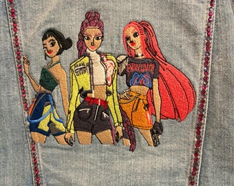 Chaqueta vaquera reciclada con bordados de cazadores de demonios K-pop y pedrería.