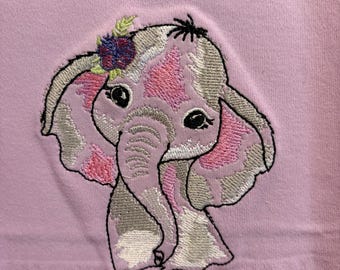 Pelele de bebé morado con volantes bordados y elefantes.