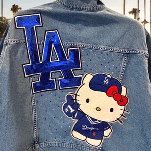 Chaqueta vaquera bordada de los LA Dodgers con parche de Hello Kitty