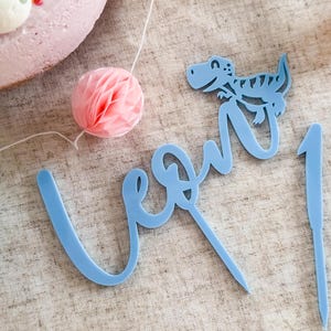 Cake Topper Dino con Nome e Numero - Decorazione per Torte per Ragazzi - Cake Topper di Compleanno Personalizzato - Decorazione di Compleanno per Bambini