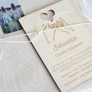 Biglietto in legno per la sorella per il suo compleanno - biglietto in legno personalizzabile da appendere - cartolina regalo con parole sinonimi cuore sorella