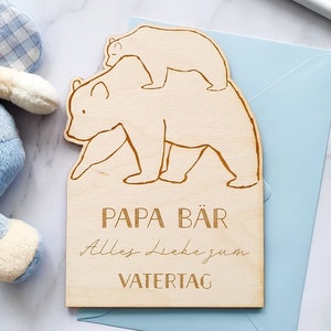 Karte aus Holz zum Vatertag oder Geburtstag - Personalisierbare Holzkarte zum Aufstellen - Papa Bär mit Baby - Geschenk zum 1. Vatertag Mann