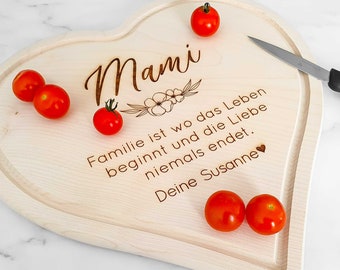 Planche à découper personnalisée pour la fête des mères ou l'anniversaire de maman - Cadeau planche en bois cœur en bois avec gravure