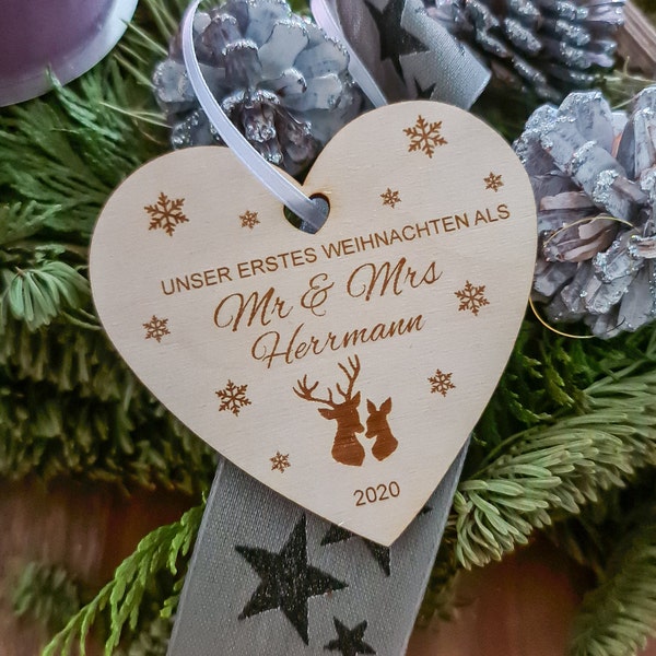 Personalisierter Mr&Mrs Weihnachtsanhänger - Erstes Weihnachten als Ehepaar - Weihnachtskugel Ehepaar aus Holz - Weihnachtsgeschenk Ehefrau