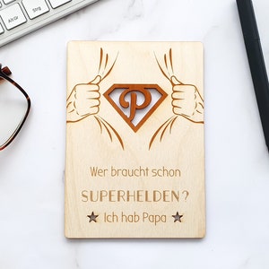 Karte aus Holz zum Vatertag oder Geburtstag - Personalisierbare Superheld Holzkarte zum Aufstellen - Geschenk Idee für Held Papa Vater