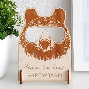 Personalisierbare Karte aus Holz zum Vatertag oder Geburtstag - Holzkarte zum Aufstellen - Lustiger Bär mit Brille - Geschenk für Papa Vater