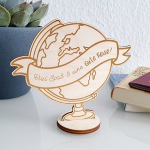 Carte en bois Cadeau d'adieu pour déménagement/semestre à l'étranger : Carte en bois personnalisable à poser - carte d'adieu globe bon voyage