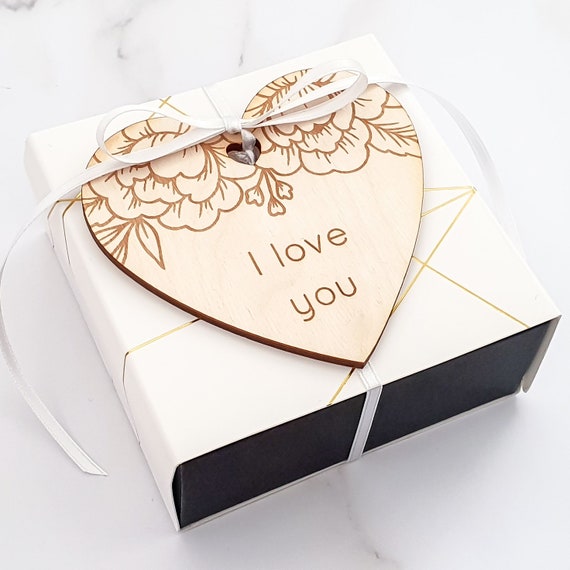 Geschenk zum Valentinstag oder Geburtstag: I love you Geschenkbox mit Herz- Anhänger Geschenkidee DIY Karte für Bilder, Fotogeschenk - .de