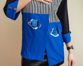 Einzigartige Vintage-Bluse mit blauen Farbblöcken, Streifen und gestickten Fisch-Detail