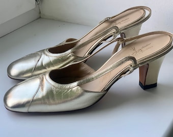 Vintage Italian Gold Leather Shoes with Kitten Heels - Perfect for Wedding or Prom